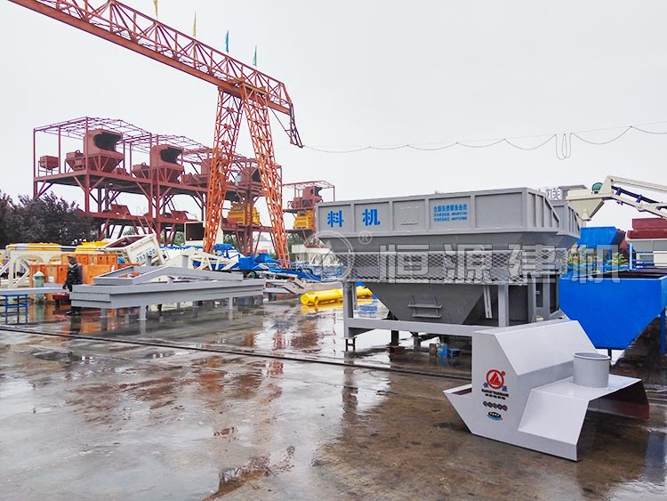 急客戶之所急，山西壽陽WBZ700噸穩(wěn)定土拌合站冒雨裝車發(fā)貨